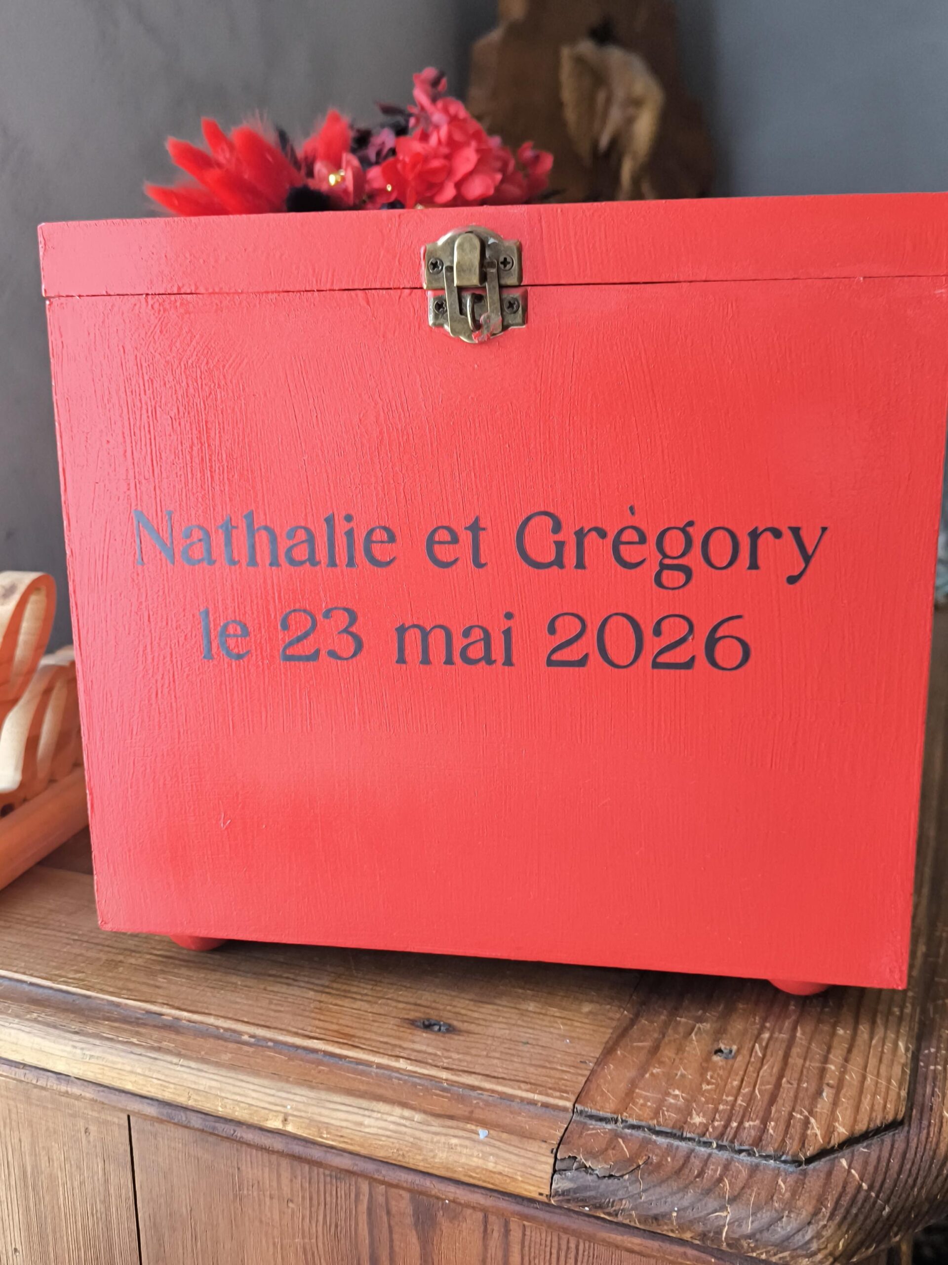 Détail de composition florale rouge et noire