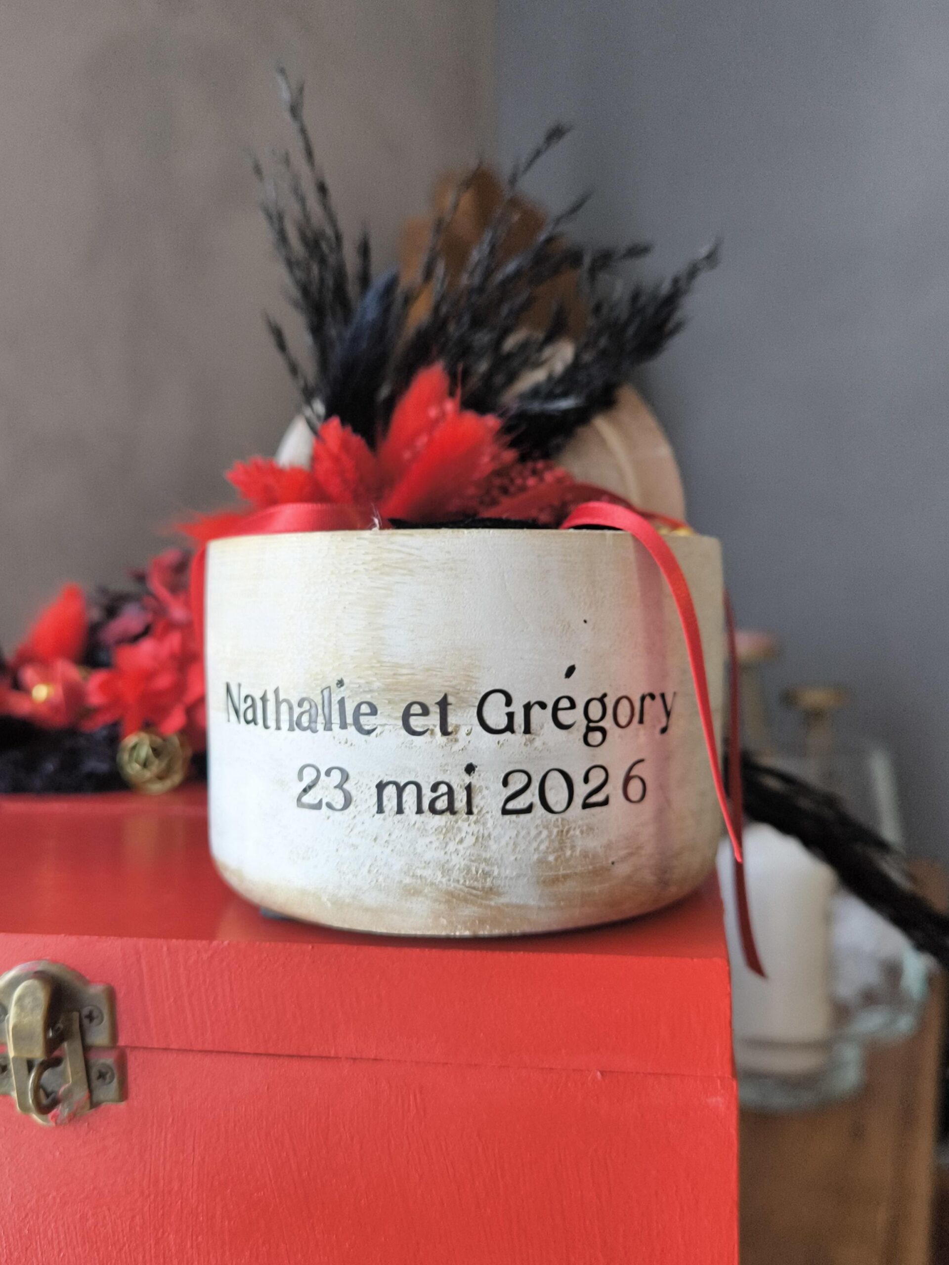 Décoration de mariage aux tons rouge, noir et or